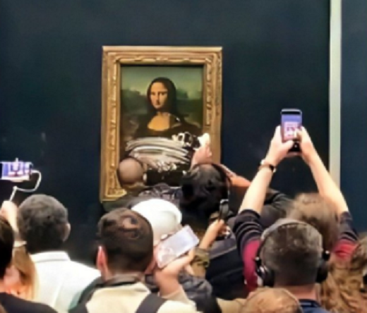 Hombre ataca con un pastel la obra de La Mona Lisa - Periodismo  Investigativo